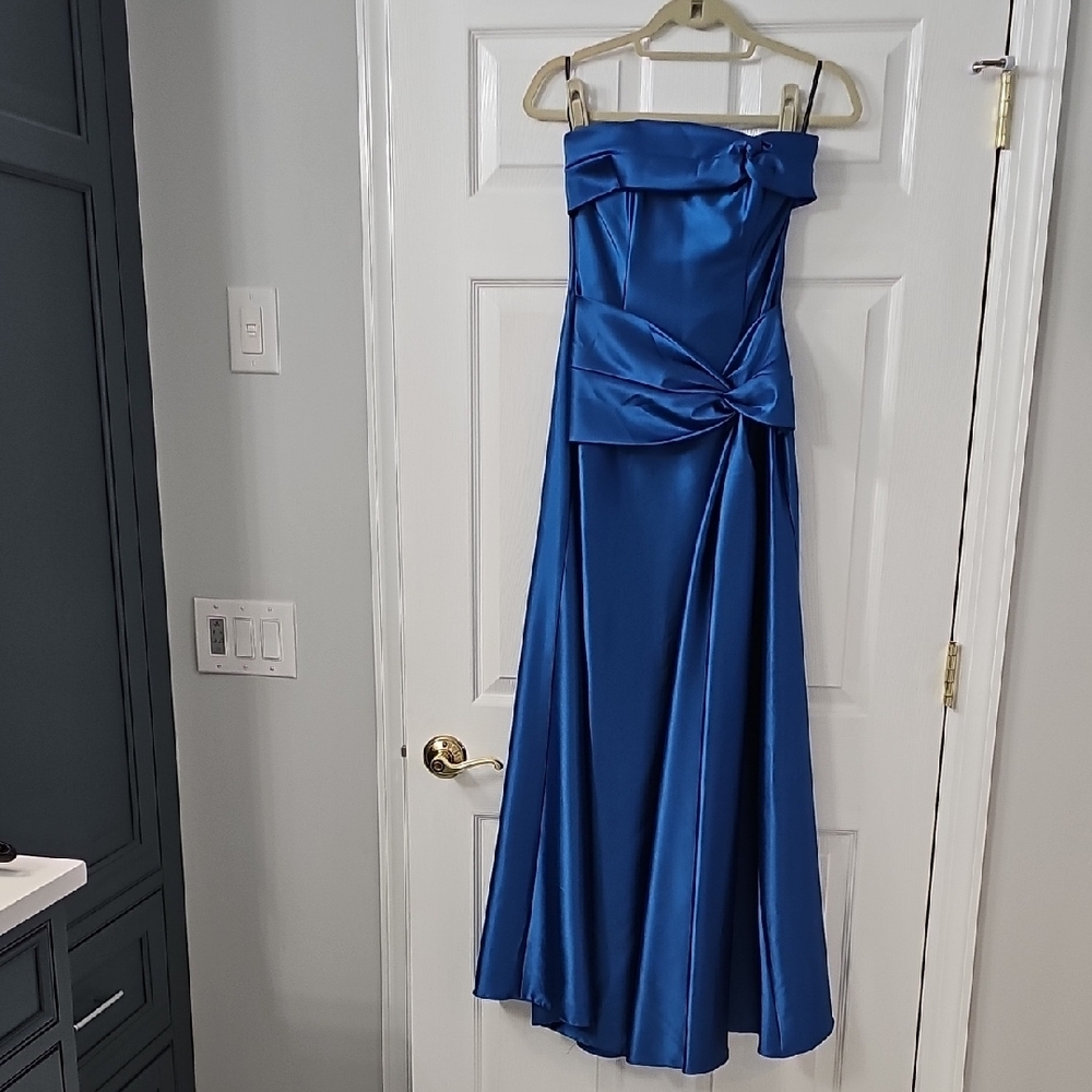 Elegant Blue Strapless Evening Dress
